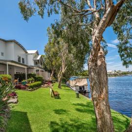 Noosa Entrance Waterfront Resort, hotel in Noosaville