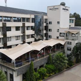 The Grand Royal Swiss Hotel، فندق في كيزيمو