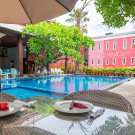 Viesnīca The Train Resort - Your Relaxing Resort with Large Pool & Jacuzzi Čomtīenā