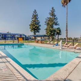 Motel 6-Visalia, CA, хотел в Вайселия