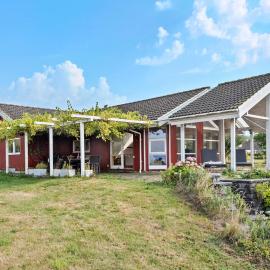 Nice Home In Bogø By With Wifi, hotel em Bogø By