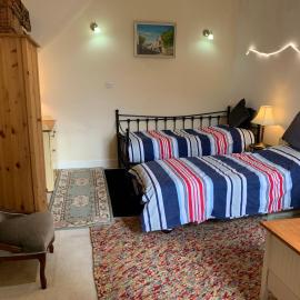 A Spacious twin room in a shared accommodation town centre free parking