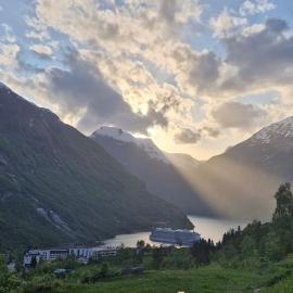 Hus i Geiranger sentrum med panorama utsikt – hotel w mieście Geiranger
