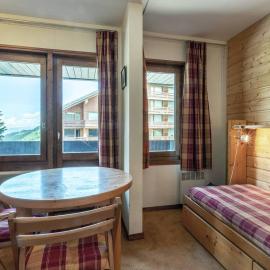 Studio rénové avec balcon à Méribel, idéal pour vacances ski - FR-1-355-76, hotel in Méribel