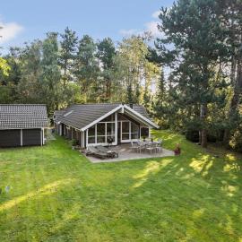 4 Bedroom Beautiful Home In Melby, hotel v destinaci Melby