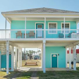 Blue Haven - Cozy, Cute, Just a Skip to the Shore!, hotel in Surfside Beach