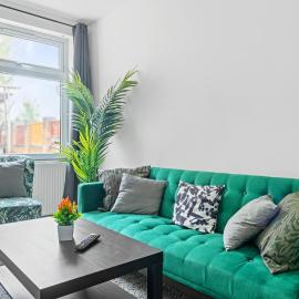 Stanion Luxurious 3 Bedroom Modern House Northamptonshire, Double, Twins, Single, Free Parking, Free Wi-Fi, Pets, Up to 8 Sleeps, 4 Smart TVs, hotell i Corby