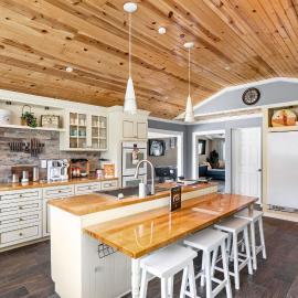 Sleeps 10, Indoor and Outdoor Theaters, Batting Cage, & Games!, hotel in Westfield