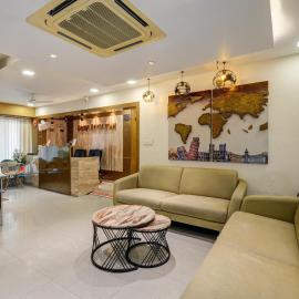 Hotel Royal Ican Sindhubhavan Road, מלון באהמדאבד