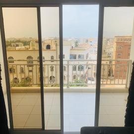شقة غرفة وصالة واسعة مع اطلالة متميزة داخل مجمع زهرة الخريف, hotel in ‘Awqad Bayt Marhūn
