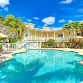 New Listing! Pool Jacuzzi, 3-min to Beach Bars & Entertainment!, hotel in Siesta Key
