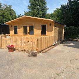 Oak Tree Cabin, Hotel in Cil-y-coed