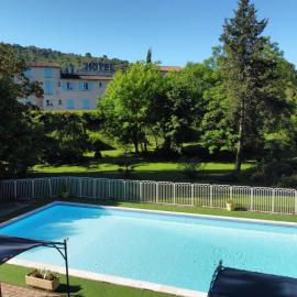 Logis Hôtels Le Saint Marc โรงแรมในMollans-sur-Ouvèze