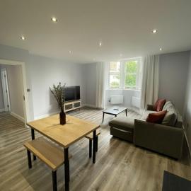 Square Flat - En-Suites - Luxury - 6 Guests, hotel in Abingdon