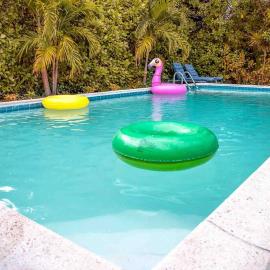 HOUSE WITH POOL and BBQ, 12 MIN to the BEACH