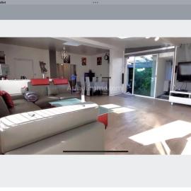 Maison loft, jacuzzi, hotel in Livry-Gargan