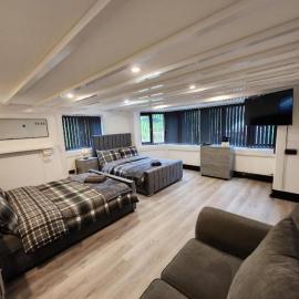 Rainsough Cottage Guest House - Sleeps upto 8 with ensuite - Free Parking & WiFi, hotel in Manchester