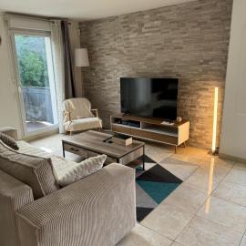 Appartement duplex T3 avec box - Paris - La Défense - Airport CDG - Parc des expositions - Stade de France - Disney - Astérix - Val D Europe, hotel in Villepinte