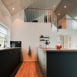 Modern vacation home with hot tub, hotel in Froðba
