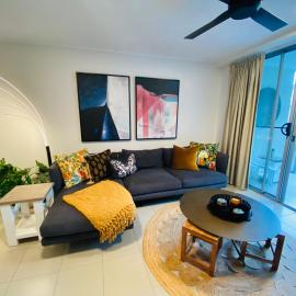 Quiet and tropical 3 bedroom holiday unit within walking distance to the Strand and Stadium --non smoking property--