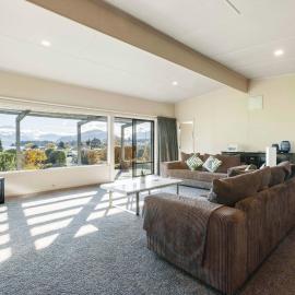 Scenic Stay Lake & Mountain Views