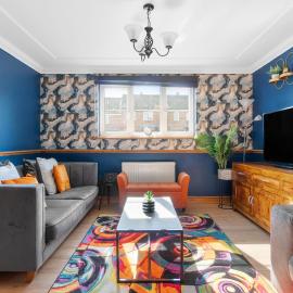 Detached House in Ashford with Free Parking and Hot Tub - Sleeps 10, hotel v destinácii Ashford