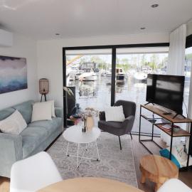 Houseboat in Lemmer with Harbor Views, hotel u gradu Lemer
