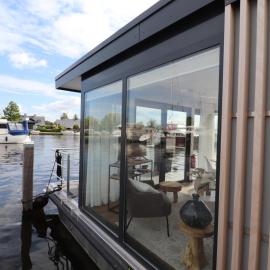 Houseboat in Lemmer with Harbor Views, hotel v destinácii Lemmer
