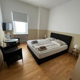 Doppelzimmer mit Bad-TV-Külschrank 9, hotel in Meine