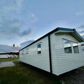 Sea La Vie Caravan at Silver Sands Holiday Park, hotel in Lossiemouth