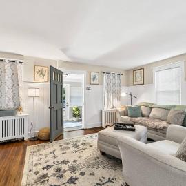 Charming 4-bed 2- Bath Home Close Proximity to Princeton Area and Sesame Place