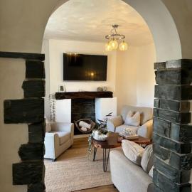Cozy 3-Bed Cottage with Hot Tub, Hotel in Abergele