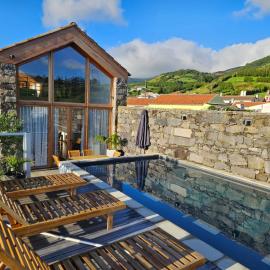Casa do Cinzeiro, Açores - With private pool!, hotell sihtkohas Nordeste