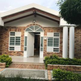 Linda casa con jacuzzi, hotell i Roldanillo