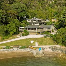 Water's Edge Holiday Home: Opua şehrinde bir otel