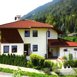 Chalet in Fulpmes near Stubai Glacier Skiing, hotelli kohteessa Fulpmes