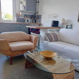 Detached renovated cottage with a garden 3 min walk from the beach