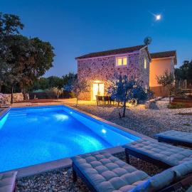 Romantic villetta - pool, nature, privacy - by TRAVELER tourist agency Krk - ID 2182, hotel a Risika