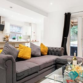 Delightful 3BR Home - Hot Tub - Near Castle, QMC - City Centre & Trent Bridge - Free WiFi & Parking - Sleeps 6, khách sạn ở Nottingham