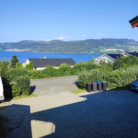 Separate rooms in a large house,on the E6 road, hotel in Biri