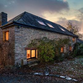 The Old Coach House - Converted barn with private garden parking and fireplace, hotel in Totnes