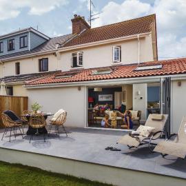 Littlefields - With hot tub, garden, private parking and short walk to beach, hotel Seatonban