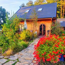 Woodorf drewnem usłane - domki z bala nad rzeką Słupią wśród pól i lasów z chatą grillową, ogniskiem i placami zabaw dla dzieci -Royal Red House z jacuzzi i ogrodzonym extra ogródkiem, Royal Green House - z extra ogródkiem, bez jacuzzi, hotel en Ustka
