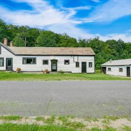 Hawley Home w/ Deck & Mtn Views: Swim, Ski & More!, hotelli kohteessa Hawley