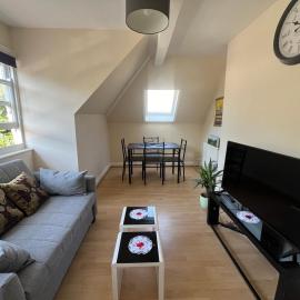 Sea-View Apartment, 2-4 Guests, 10 Mins to Beach and The Oval