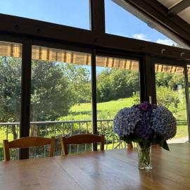 Le repaire du châtaignier, Maison à la campagne, 8 pers, 4 ch, Sidobre, hotel v destinácii Ferrières