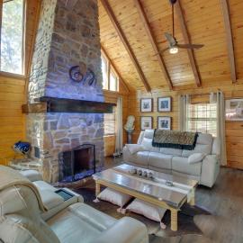 Hot Springs Cabin w/ Deck + Mountain Views!, hotel in Hot Springs