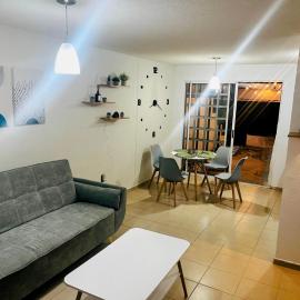 Casa B Héroes León, hotel en San Carlos