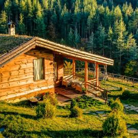 Панорама хаус Лещен и еко къщи Дървена и Землянка, hotel din Leşten