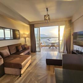 Küçükerenköy में, होटल Beachfront Penthouse with beautiful view in North Cyprus